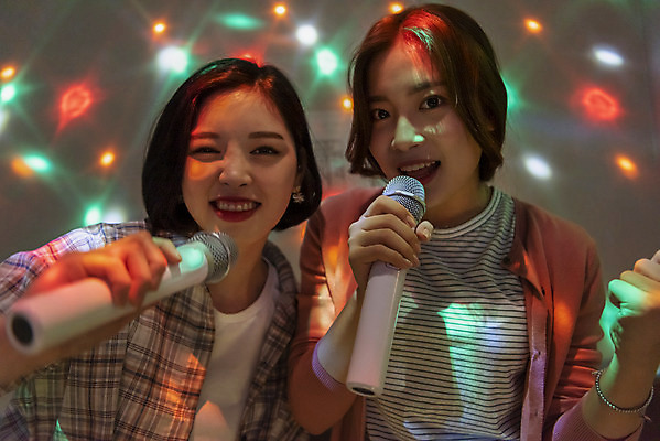 포토 JPG 여자 실내 서기 미소 들기 상반신 20대 성인 두명 앞모습 친구 우정 한국인 마이크 즐거움 열정 노래방 듀엣 스트레스해소 열창 성인여자만 인싸 코인노래방 국내포토 감정 뷰포인트 음향기기 노래 관계 모션 표정 사람 동양인 청년 내부 신조어 약어 여자만 성인만 파일형식