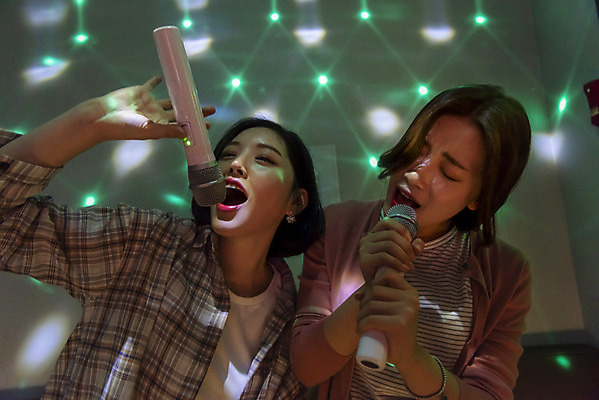 포토 JPG 여자 노래 실내 서기 들기 상반신 20대 성인 두명 앞모습 친구 우정 한국인 마이크 즐거움 열정 노래방 듀엣 스트레스해소 성인여자만 인싸 코인노래방 국내포토 감정 음악 뷰포인트 음향기기 관계 모션 사람 동양인 청년 내부 신조어 약어 여자만 성인만 파일형식