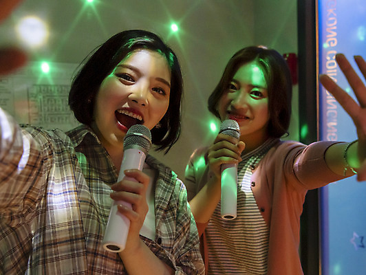 포토 JPG 여자 실내 서기 미소 들기 손짓 상반신 20대 성인 두명 앞모습 친구 우정 한국인 마이크 즐거움 열정 노래방 듀엣 스트레스해소 열창 성인여자만 인싸 코인노래방 국내포토 감정 뷰포인트 음향기기 노래 관계 모션 표정 사람 동양인 청년 내부 신조어 약어 여자만 성인만 파일형식