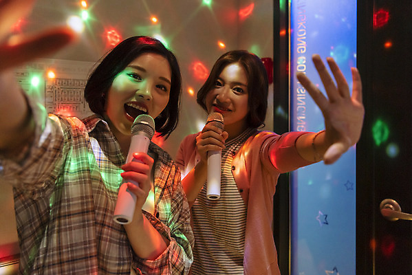 포토 JPG 여자 실내 서기 미소 들기 손짓 상반신 20대 성인 두명 앞모습 친구 우정 한국인 마이크 즐거움 열정 노래방 듀엣 스트레스해소 열창 성인여자만 인싸 코인노래방 국내포토 감정 뷰포인트 음향기기 노래 관계 모션 표정 사람 동양인 청년 내부 신조어 약어 여자만 성인만 파일형식