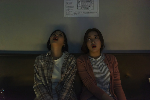 포토 JPG 여자 실내 피곤 앉기 상반신 20대 성인 두명 앞모습 친구 우정 한국인 노래방 스트레스해소 힘듦 성인여자만 인싸 코인노래방 국내포토 뷰포인트 컨셉 관계 모션 사람 동양인 청년 내부 신조어 약어 여자만 성인만 파일형식