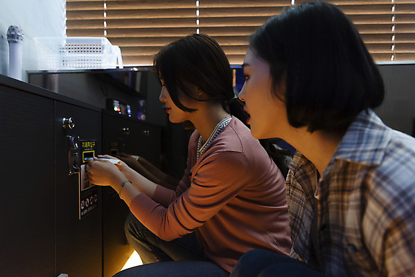 포토 JPG 응시 여자 지폐 실내 앉기 상반신 20대 성인 두명 옆모습 친구 우정 한국인 즐거움 노래방 넣기 노래방기계 스트레스해소 성인여자만 인싸 코인노래방 국내포토 시선 감정 뷰포인트 돈 관계 모션 사람 동양인 청년 내부 신조어 약어 여자만 성인만 파일형식