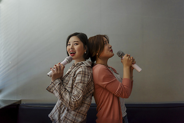 포토 JPG 여자 실내 서기 들기 상반신 20대 성인 두명 옆모습 친구 우정 한국인 등맞대기 마이크 즐거움 열정 노래방 듀엣 스트레스해소 열창 성인여자만 인싸 코인노래방 국내포토 감정 뷰포인트 음향기기 노래 관계 모션 사람 동양인 청년 내부 신조어 약어 여자만 성인만 파일형식