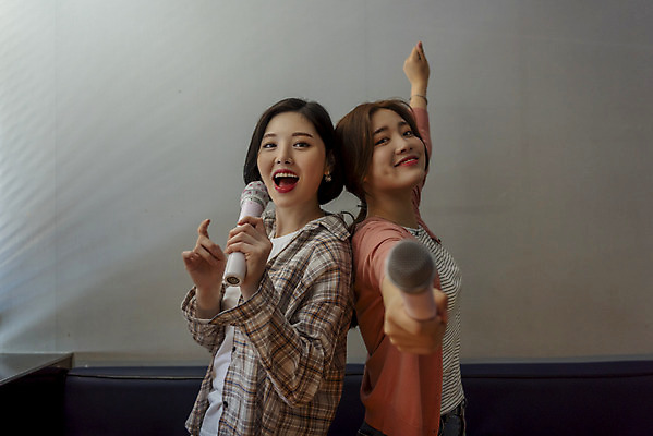 포토 JPG 여자 실내 서기 미소 들기 상반신 20대 성인 두명 옆모습 친구 우정 한국인 등맞대기 마이크 즐거움 열정 노래방 듀엣 스트레스해소 열창 성인여자만 인싸 코인노래방 국내포토 감정 뷰포인트 음향기기 노래 관계 모션 표정 사람 동양인 청년 내부 신조어 약어 여자만 성인만 파일형식