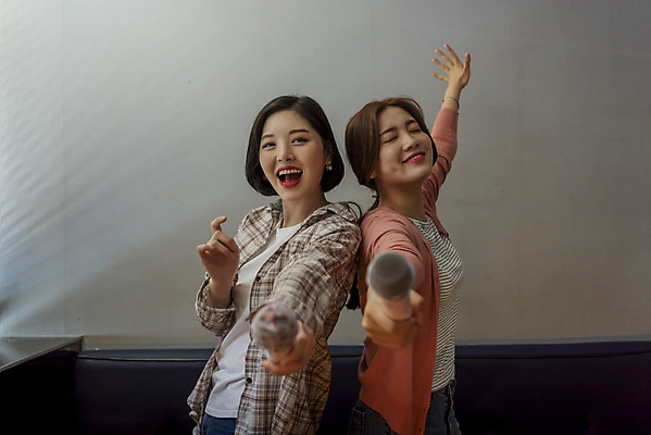 포토 JPG 여자 실내 서기 미소 들기 상반신 20대 성인 두명 옆모습 친구 우정 한국인 등맞대기 마이크 즐거움 열정 노래방 듀엣 스트레스해소 열창 성인여자만 인싸 코인노래방 국내포토 감정 뷰포인트 음향기기 노래 관계 모션 표정 사람 동양인 청년 내부 신조어 약어 여자만 성인만 파일형식