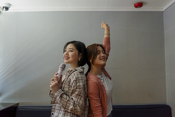 포토 JPG 여자 실내 서기 미소 들기 상반신 20대 성인 두명 옆모습 친구 우정 한국인 등맞대기 마이크 즐거움 열정 노래방 듀엣 스트레스해소 열창 성인여자만 인싸 코인노래방 국내포토 감정 뷰포인트 음향기기 노래 관계 모션 표정 사람 동양인 청년 내부 신조어 약어 여자만 성인만 파일형식