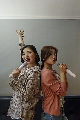 포토 JPG 여자 실내 서기 미소 들기 상반신 20대 성인 두명 옆모습 친구 우정 한국인 등맞대기 마이크 즐거움 열정 노래방 듀엣 스트레스해소 열창 성인여자만 인싸 코인노래방 국내포토 감정 뷰포인트 음향기기 노래 관계 모션 표정 사람 동양인 청년 내부 신조어 약어 여자만 성인만 파일형식