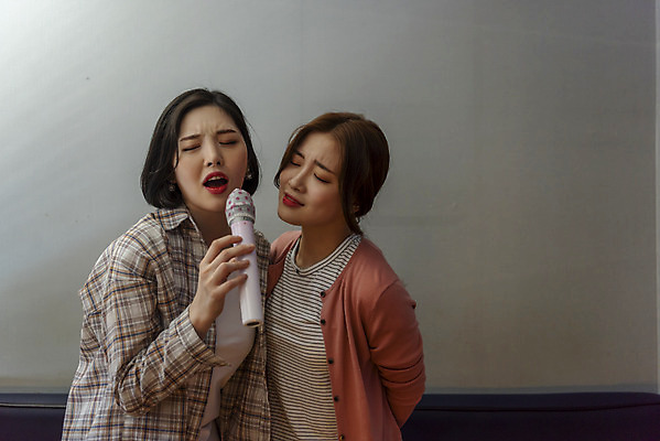 포토 JPG 여자 실내 서기 들기 상반신 20대 성인 두명 친구 눈감음 우정 한국인 마이크 즐거움 열정 노래방 듀엣 스트레스해소 열창 성인여자만 인싸 코인노래방 국내포토 감정 음향기기 노래 관계 모션 사람 동양인 청년 내부 신조어 약어 여자만 성인만 파일형식