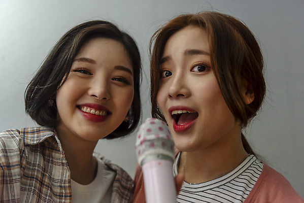 포토 JPG 여자 실내 서기 미소 들기 근접촬영 상반신 20대 성인 두명 앞모습 친구 우정 한국인 마이크 즐거움 노래방 듀엣 스트레스해소 열창 성인여자만 인싸 코인노래방 국내포토 감정 뷰포인트 음향기기 노래 관계 모션 표정 사람 동양인 청년 내부 신조어 약어 여자만 성인만 파일형식