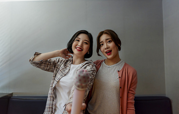 포토 JPG 여자 노래 실내 서기 미소 들기 상반신 20대 성인 두명 앞모습 친구 우정 한국인 마이크 즐거움 노래방 듀엣 스트레스해소 성인여자만 인싸 코인노래방 국내포토 감정 음악 뷰포인트 음향기기 관계 모션 표정 사람 동양인 청년 내부 신조어 약어 여자만 성인만 파일형식
