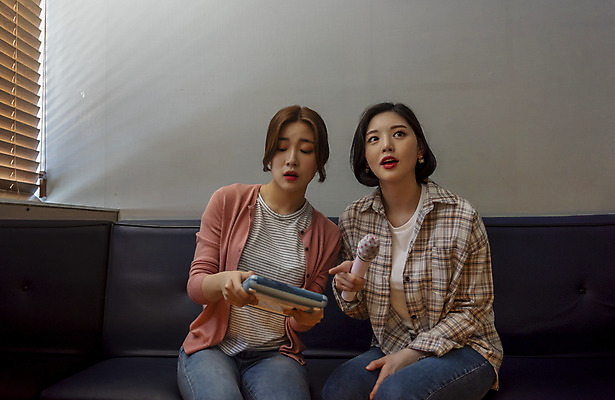 포토 JPG 응시 여자 실내 들기 앉기 상반신 20대 성인 두명 앞모습 친구 우정 한국인 리모컨 마이크 즐거움 노래방 스트레스해소 성인여자만 인싸 코인노래방 국내포토 시선 감정 뷰포인트 음향기기 관계 모션 사람 동양인 청년 내부 신조어 약어 여자만 성인만 파일형식