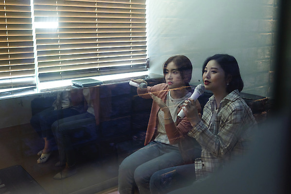 포토 JPG 응시 여자 노래 실내 들기 앉기 상반신 20대 성인 두명 옆모습 친구 우정 한국인 가리킴 마이크 즐거움 노래방 스트레스해소 성인여자만 인싸 코인노래방 국내포토 시선 감정 음악 뷰포인트 음향기기 관계 모션 사람 동양인 손짓 청년 내부 신조어 약어 여자만 성인만 파일형식