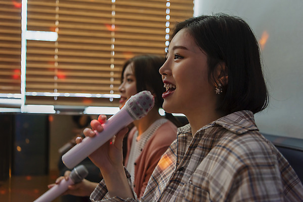 포토 JPG 응시 여자 실내 들기 앉기 상반신 20대 성인 두명 옆모습 친구 우정 한국인 마이크 즐거움 노래방 스트레스해소 열창 성인여자만 인싸 코인노래방 국내포토 시선 감정 뷰포인트 음향기기 노래 관계 모션 사람 동양인 청년 내부 신조어 약어 여자만 성인만 파일형식