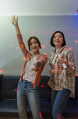 포토 JPG 여자 노래 실내 서기 들기 상반신 20대 성인 두명 앞모습 친구 손들기 우정 한국인 춤 마이크 즐거움 노래방 듀엣 스트레스해소 성인여자만 인싸 코인노래방 국내포토 감정 음악 뷰포인트 음향기기 관계 모션 문화예술 사람 동양인 청년 내부 신조어 약어 여자만 성인만 파일형식
