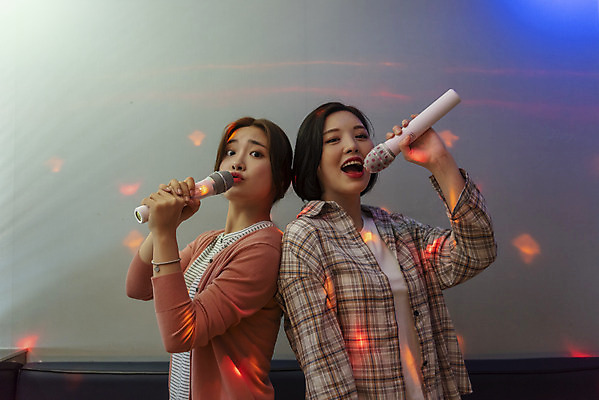 포토 JPG 여자 노래 실내 서기 들기 상반신 20대 성인 두명 옆모습 친구 우정 한국인 등맞대기 마이크 즐거움 열정 노래방 듀엣 스트레스해소 성인여자만 인싸 코인노래방 국내포토 감정 음악 뷰포인트 음향기기 관계 모션 사람 동양인 청년 내부 신조어 약어 여자만 성인만 파일형식