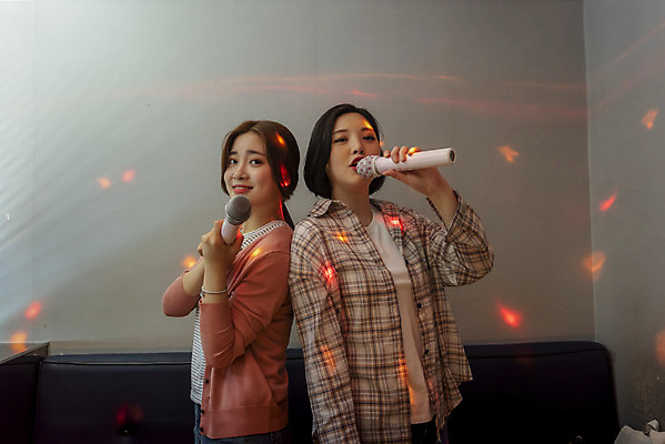 포토 JPG 여자 노래 실내 서기 들기 상반신 20대 성인 두명 옆모습 친구 우정 한국인 등맞대기 마이크 즐거움 열정 노래방 듀엣 스트레스해소 성인여자만 인싸 코인노래방 국내포토 감정 음악 뷰포인트 음향기기 관계 모션 사람 동양인 청년 내부 신조어 약어 여자만 성인만 파일형식