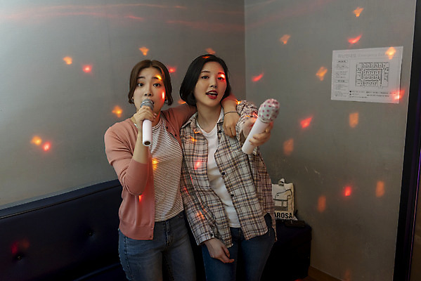 포토 JPG 여자 실내 서기 들기 상반신 20대 성인 두명 앞모습 친구 우정 한국인 마이크 즐거움 열정 노래방 듀엣 스트레스해소 열창 성인여자만 인싸 코인노래방 국내포토 감정 뷰포인트 음향기기 노래 관계 모션 사람 동양인 청년 내부 신조어 약어 여자만 성인만 파일형식