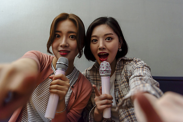 포토 JPG 여자 노래 실내 미소 들기 앉기 상반신 20대 성인 두명 앞모습 친구 우정 한국인 가리킴 마이크 즐거움 노래방 듀엣 스트레스해소 성인여자만 인싸 코인노래방 국내포토 감정 음악 뷰포인트 음향기기 관계 모션 표정 사람 동양인 손짓 청년 내부 신조어 약어 여자만 성인만 파일형식