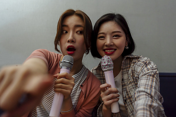 포토 JPG 여자 노래 실내 미소 들기 앉기 상반신 20대 성인 두명 앞모습 친구 우정 한국인 가리킴 마이크 즐거움 노래방 듀엣 스트레스해소 성인여자만 인싸 코인노래방 국내포토 감정 음악 뷰포인트 음향기기 관계 모션 표정 사람 동양인 손짓 청년 내부 신조어 약어 여자만 성인만 파일형식