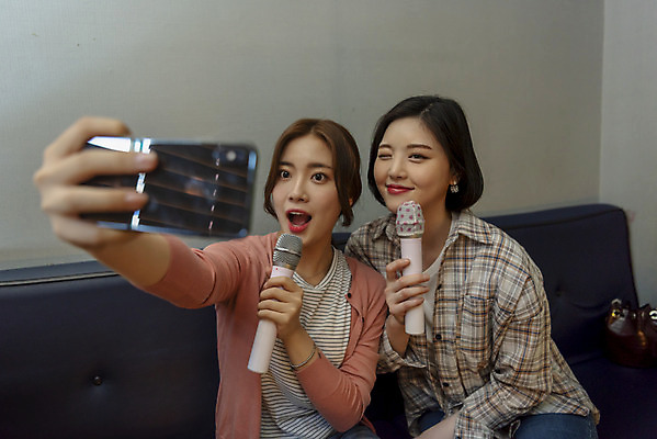 포토 JPG 여자 실내 윙크 들기 앉기 상반신 20대 성인 두명 앞모습 친구 스마트폰 우정 한국인 셀프카메라 마이크 즐거움 노래방 스트레스해소 성인여자만 인싸 코인노래방 국내포토 감정 뷰포인트 음향기기 관계 모션 표정 사람 동양인 청년 내부 핸드폰 스마트기기 사진촬영 신조어 약어 여자만 성인만 파일형식