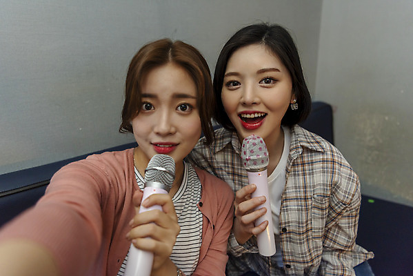 포토 JPG 응시 여자 노래 실내 미소 들기 앉기 상반신 20대 성인 두명 앞모습 친구 우정 한국인 셀프카메라 마이크 즐거움 노래방 스트레스해소 성인여자만 인싸 코인노래방 국내포토 시선 감정 음악 뷰포인트 음향기기 관계 모션 표정 사람 동양인 청년 내부 사진촬영 신조어 약어 여자만 성인만 파일형식