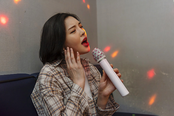 포토 JPG 여자 실내 한명 들기 앉기 상반신 20대 성인 옆모습 한국인 마이크 즐거움 열정 노래방 스트레스해소 열창 성인여자한명만 인싸 혼코노 코인노래방 국내포토 1 감정 뷰포인트 음향기기 노래 모션 사람 동양인 청년 내부 신조어 약어 합성어 여자한명만 성인여자만 파일형식