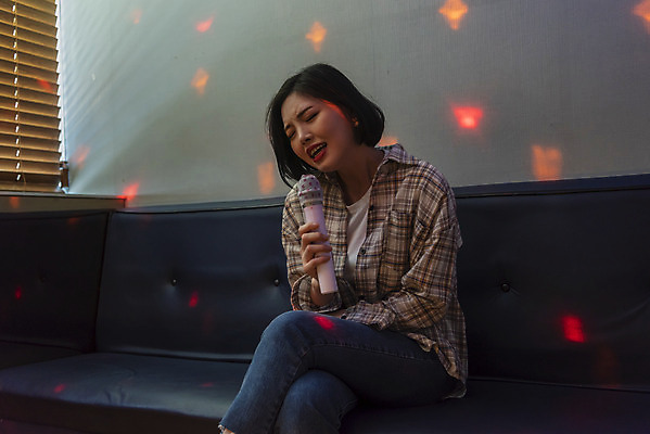 포토 JPG 여자 실내 한명 들기 앉기 상반신 20대 성인 앞모습 한국인 마이크 즐거움 열정 노래방 스트레스해소 열창 성인여자한명만 인싸 혼코노 코인노래방 국내포토 1 감정 뷰포인트 음향기기 노래 모션 사람 동양인 청년 내부 신조어 약어 합성어 여자한명만 성인여자만 파일형식