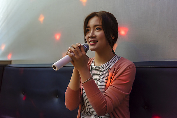 포토 JPG 여자 실내 한명 들기 앉기 상반신 20대 성인 앞모습 한국인 마이크 즐거움 열정 노래방 스트레스해소 열창 성인여자한명만 인싸 혼코노 코인노래방 국내포토 1 감정 뷰포인트 음향기기 노래 모션 사람 동양인 청년 내부 신조어 약어 합성어 여자한명만 성인여자만 파일형식