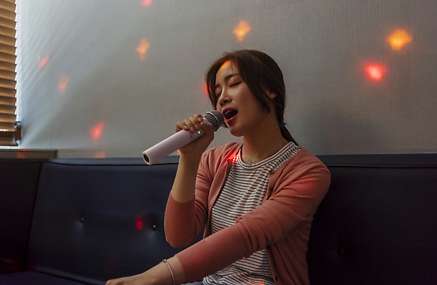 포토 JPG 여자 실내 한명 들기 앉기 상반신 20대 성인 앞모습 한국인 마이크 즐거움 열정 노래방 스트레스해소 열창 성인여자한명만 인싸 혼코노 코인노래방 국내포토 1 감정 뷰포인트 음향기기 노래 모션 사람 동양인 청년 내부 신조어 약어 합성어 여자한명만 성인여자만 파일형식