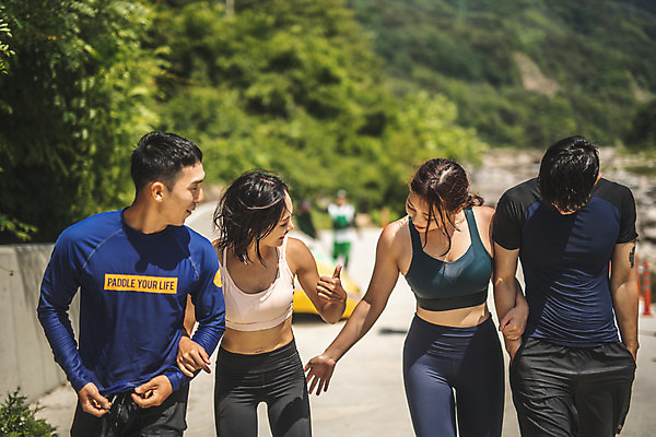 포토 JPG 주간 커플 응시 여자 남자 스포츠 레저 서기 미소 사람 여러명 상반신 20대 성인 야외 앞모습 여름 30대 레포츠 걷기 팔짱 한국인 급류타기 즐거움 성인만 내린천 액티비티 국내포토 자연요소 시선 계절 감정 뷰포인트 다수 관계 모션 표정 동양인 청년 장년 계곡 수상스포츠 인제군 파일형식