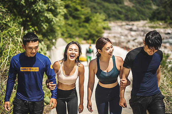 포토 JPG 주간 커플 응시 여자 남자 스포츠 레저 서기 미소 사람 여러명 상반신 20대 성인 야외 앞모습 여름 30대 레포츠 걷기 팔짱 한국인 급류타기 즐거움 성인만 내린천 액티비티 국내포토 자연요소 시선 계절 감정 뷰포인트 다수 관계 모션 표정 동양인 청년 장년 계곡 수상스포츠 인제군 파일형식