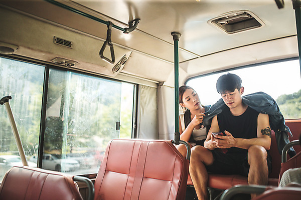 포토 JPG 주간 커플 응시 여자 남자 스포츠 레저 버스 사람 앉기 상반신 성인 야외 두명 앞모습 여름 30대 레포츠 다정 한국인 문신 즐거움 성인만 내린천 액티비티 국내포토 자연요소 시선 계절 감정 육상교통 뷰포인트 컨셉 관계 모션 대중교통 동양인 장년 계곡 인제군 파일형식