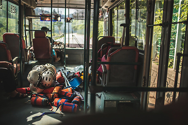 포토 JPG 주간 남자 스포츠 레저 버스 한명 사람 성인 야외 뒷모습 여름 레포츠 한국인 헬멧 즐거움 노 고무보트 래프팅용품 버스기사 성인남자한명만 내린천 액티비티 국내포토 자연요소 1 계절 감정 육상교통 뷰포인트 대중교통 동양인 계곡 운전사 보호장비 레포츠용품 인제군 선박 남자한명만 성인남자만 파일형식