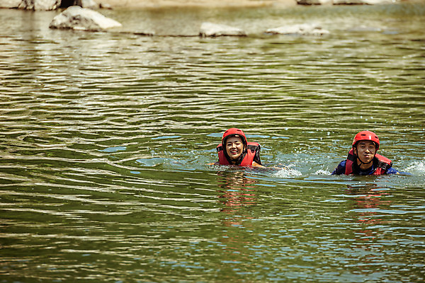 포토 JPG 주간 커플 응시 여자 남자 스포츠 레저 미소 사람 상반신 20대 성인 야외 두명 앞모습 물 여름 레포츠 계곡 수영 한국인 헬멧 즐거움 구명조끼 성인만 내린천 액티비티 국내포토 자연요소 시선 계절 감정 뷰포인트 관계 표정 동양인 청년 수상스포츠 보호장비 구조용품 인제군 파일형식