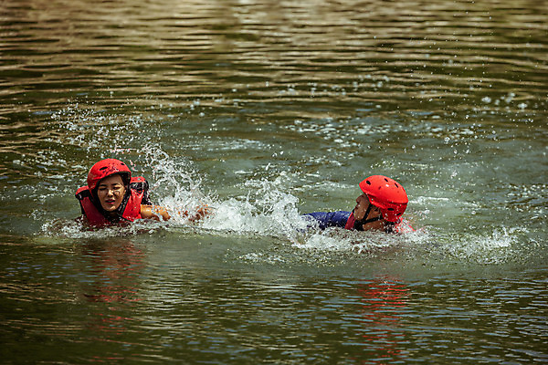 포토 JPG 주간 커플 여자 남자 스포츠 장난 물놀이 레저 사람 상반신 20대 성인 야외 두명 앞모습 옆모습 물 여름 레포츠 계곡 한국인 헬멧 급류타기 즐거움 구명조끼 성인만 내린천 액티비티 국내포토 자연요소 계절 감정 뷰포인트 관계 놀이 동양인 청년 수상스포츠 보호장비 구조용품 인제군 파일형식