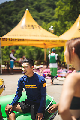 포토 JPG 주간 응시 여자 남자 스포츠 레저 서기 미소 사람 앉기 상반신 20대 성인 야외 앞모습 옆모습 세명 여름 30대 레포츠 한국인 급류타기 즐거움 성인만 내린천 액티비티 국내포토 자연요소 시선 계절 감정 뷰포인트 모션 표정 동양인 청년 장년 계곡 수상스포츠 인제군 파일형식