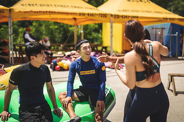 포토 JPG 주간 커플 응시 여자 남자 스포츠 레저 대화 서기 미소 사람 앉기 여러명 상반신 20대 성인 야외 앞모습 뒷모습 여름 30대 레포츠 친구 한국인 급류타기 즐거움 성인만 내린천 액티비티 국내포토 자연요소 시선 계절 감정 뷰포인트 다수 관계 모션 표정 말하기 동양인 청년 장년 계곡 수상스포츠 인제군 파일형식