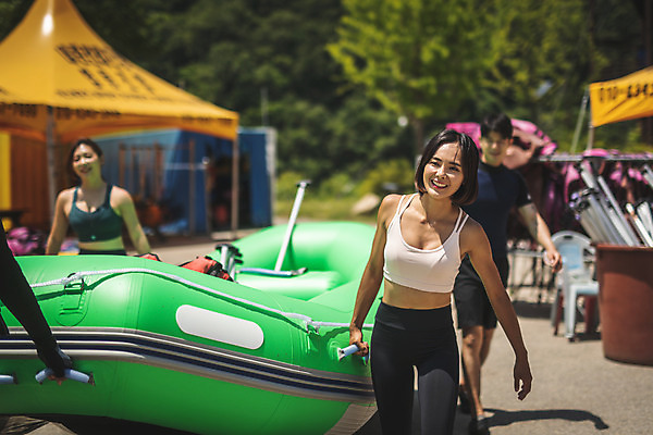 포토 JPG 주간 전신 커플 여자 남자 스포츠 레저 서기 미소 들기 사람 여러명 상반신 20대 성인 야외 앞모습 여름 30대 레포츠 친구 걷기 한국인 잡기 급류타기 즐거움 고무보트 성인만 내린천 액티비티 국내포토 자연요소 계절 감정 뷰포인트 다수 관계 모션 표정 동양인 청년 장년 계곡 수상스포츠 인제군 파일형식