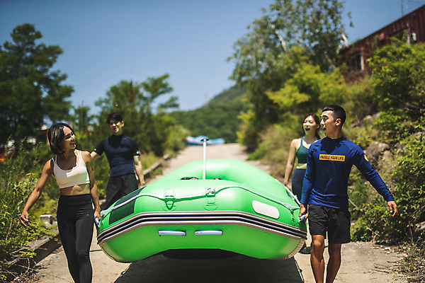 포토 JPG 주간 커플 여자 남자 스포츠 레저 미소 들기 사람 여러명 상반신 20대 성인 야외 앞모습 여름 30대 레포츠 친구 마주보기 걷기 한국인 잡기 급류타기 즐거움 고무보트 성인만 내린천 액티비티 국내포토 자연요소 계절 감정 뷰포인트 다수 관계 모션 표정 동양인 청년 장년 계곡 수상스포츠 인제군 파일형식