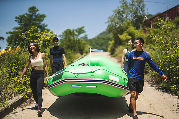 포토 JPG 주간 전신 커플 여자 남자 스포츠 레저 미소 들기 사람 여러명 20대 성인 야외 앞모습 여름 30대 레포츠 친구 걷기 한국인 잡기 급류타기 즐거움 고무보트 성인만 내린천 액티비티 국내포토 자연요소 계절 감정 뷰포인트 다수 관계 모션 표정 동양인 청년 장년 계곡 수상스포츠 인제군 파일형식