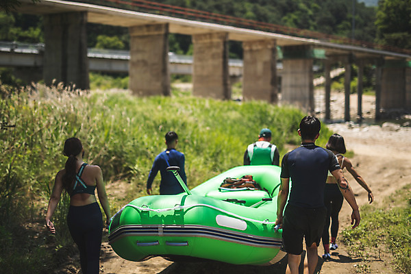 포토 JPG 주간 전신 커플 여자 남자 스포츠 레저 들기 사람 여러명 20대 성인 야외 뒷모습 여름 30대 레포츠 친구 걷기 한국인 잡기 문신 급류타기 즐거움 고무보트 성인만 내린천 액티비티 국내포토 자연요소 계절 감정 뷰포인트 다수 관계 모션 동양인 청년 장년 계곡 수상스포츠 인제군 파일형식