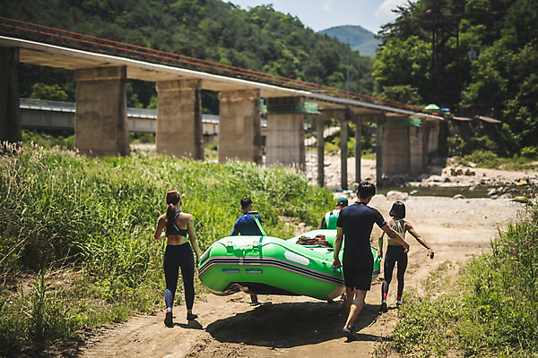 포토 JPG 주간 전신 커플 여자 남자 스포츠 레저 들기 사람 여러명 20대 성인 야외 뒷모습 여름 30대 레포츠 친구 걷기 한국인 잡기 문신 급류타기 즐거움 고무보트 성인만 내린천 액티비티 국내포토 자연요소 계절 감정 뷰포인트 다수 관계 모션 동양인 청년 장년 계곡 수상스포츠 인제군 파일형식