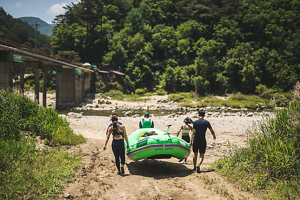 포토 JPG 주간 전신 커플 여자 남자 스포츠 레저 들기 사람 여러명 20대 성인 야외 뒷모습 여름 30대 레포츠 친구 걷기 한국인 잡기 문신 급류타기 즐거움 고무보트 성인만 내린천 액티비티 국내포토 자연요소 계절 감정 뷰포인트 다수 관계 모션 동양인 청년 장년 계곡 수상스포츠 인제군 파일형식