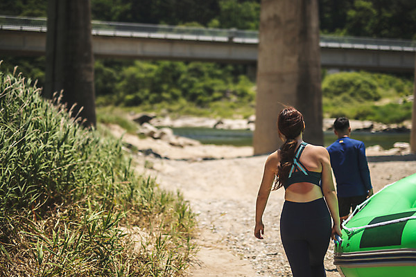 포토 JPG 주간 커플 여자 남자 스포츠 레저 들기 사람 상반신 20대 성인 야외 두명 뒷모습 여름 30대 레포츠 걷기 한국인 잡기 급류타기 즐거움 고무보트 성인만 내린천 액티비티 국내포토 자연요소 계절 감정 뷰포인트 관계 모션 동양인 청년 장년 계곡 수상스포츠 인제군 파일형식