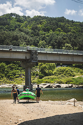 포토 JPG 주간 전신 커플 여자 남자 스포츠 레저 들기 사람 여러명 20대 성인 야외 뒷모습 여름 30대 레포츠 친구 걷기 한국인 잡기 급류타기 즐거움 고무보트 성인만 내린천 액티비티 국내포토 자연요소 계절 감정 뷰포인트 다수 관계 모션 동양인 청년 장년 계곡 수상스포츠 인제군 파일형식