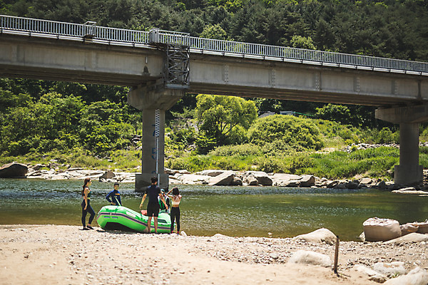 포토 JPG 주간 전신 커플 응시 여자 남자 스포츠 레저 서기 사람 여러명 20대 성인 야외 옆모습 뒷모습 여름 30대 레포츠 친구 한국인 급류타기 즐거움 준비 고무보트 성인만 내린천 액티비티 국내포토 자연요소 시선 계절 감정 뷰포인트 다수 관계 모션 동양인 청년 장년 계곡 수상스포츠 인제군 파일형식