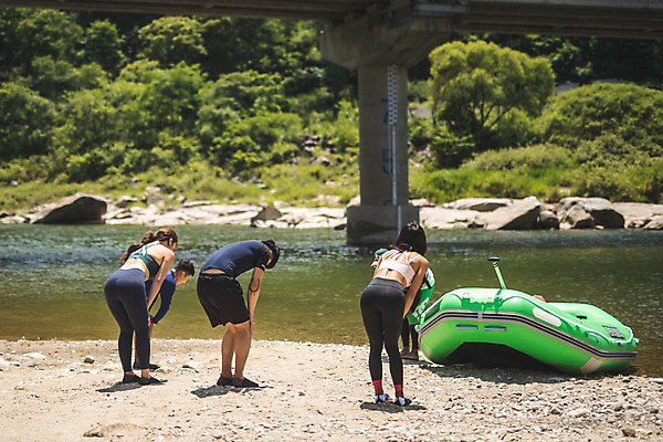 포토 JPG 주간 전신 커플 여자 남자 스포츠 레저 서기 사람 여러명 20대 성인 야외 뒷모습 여름 30대 레포츠 친구 운동 스트레칭 한국인 문신 급류타기 즐거움 고무보트 성인만 내린천 액티비티 국내포토 자연요소 계절 감정 뷰포인트 다수 관계 모션 건강 동양인 청년 장년 계곡 수상스포츠 인제군 파일형식