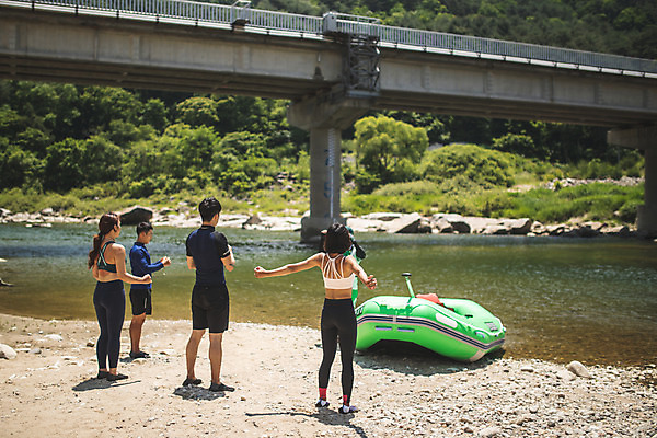 포토 JPG 주간 전신 커플 여자 남자 스포츠 레저 서기 사람 여러명 20대 성인 야외 뒷모습 여름 30대 레포츠 친구 운동 스트레칭 한국인 급류타기 즐거움 팔운동 고무보트 성인만 내린천 액티비티 국내포토 자연요소 계절 감정 뷰포인트 다수 관계 모션 건강 동양인 청년 장년 계곡 수상스포츠 인제군 파일형식