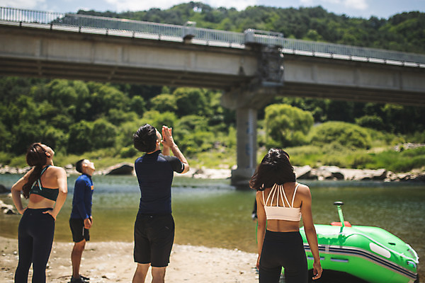 포토 JPG 주간 전신 커플 여자 남자 스포츠 레저 서기 사람 여러명 상반신 20대 성인 야외 뒷모습 여름 30대 레포츠 친구 운동 스트레칭 한국인 급류타기 즐거움 고무보트 목운동 성인만 내린천 액티비티 국내포토 자연요소 계절 감정 뷰포인트 다수 관계 모션 건강 동양인 청년 장년 계곡 수상스포츠 인제군 파일형식