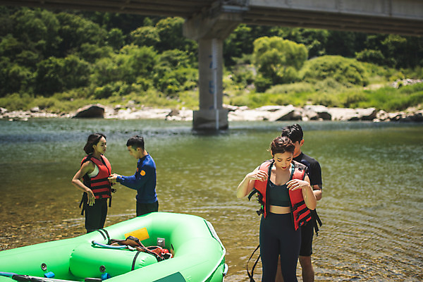 포토 JPG 주간 커플 응시 여자 남자 스포츠 레저 서기 사람 여러명 상반신 20대 성인 야외 앞모습 옆모습 여름 30대 레포츠 친구 한국인 급류타기 즐거움 옷입기 구명조끼 고무보트 성인만 내린천 액티비티 국내포토 자연요소 시선 계절 감정 뷰포인트 다수 관계 모션 동양인 청년 장년 계곡 수상스포츠 구조용품 인제군 파일형식